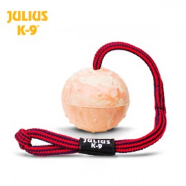BOLA ø 5 CM "JULIUS K-9" EM BORRACHA NATURAL C/ PEGA E CORDA
