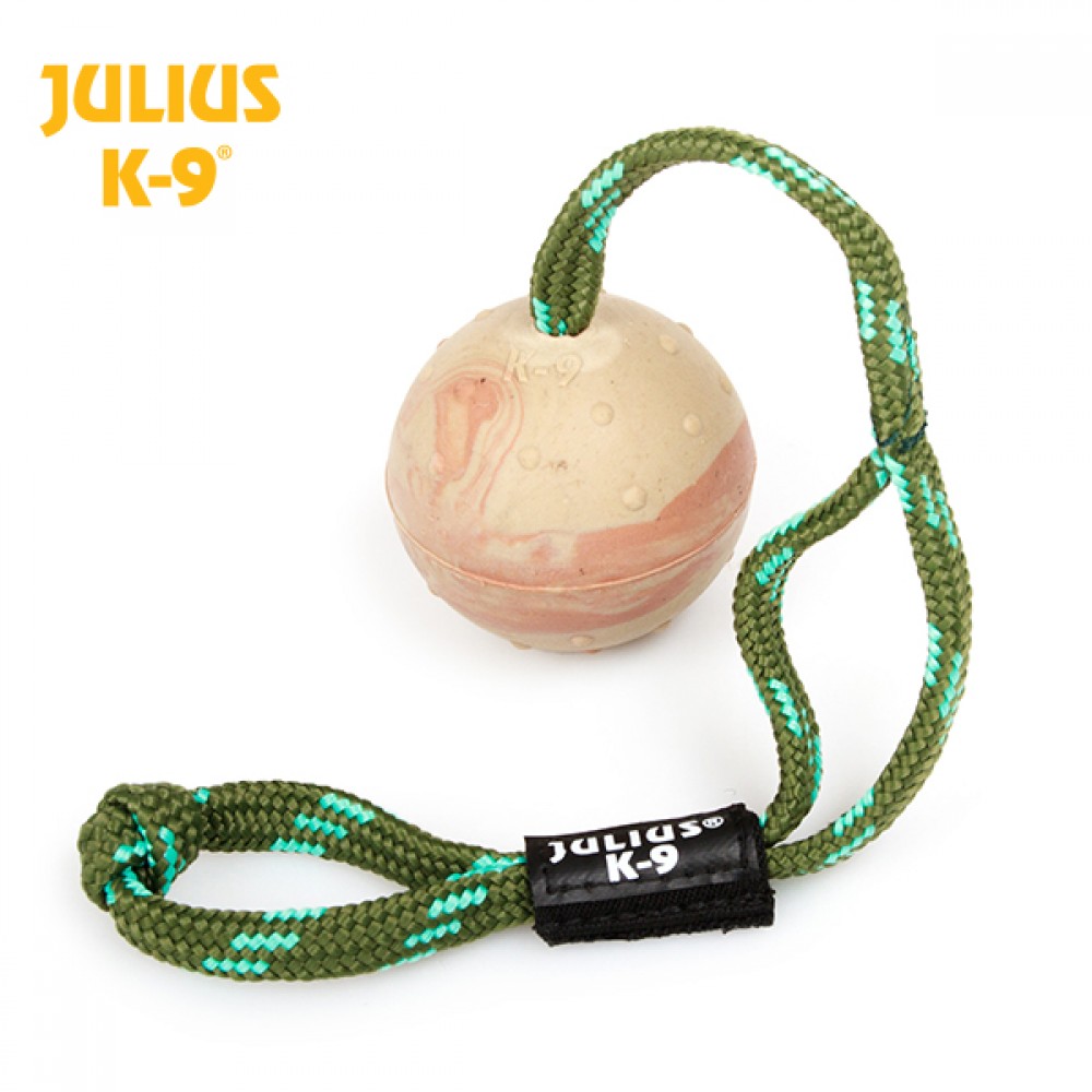 BOLA ø 6 CM "JULIUS K-9" EM BORRACHA NATURAL C/ PEGA E CORDA