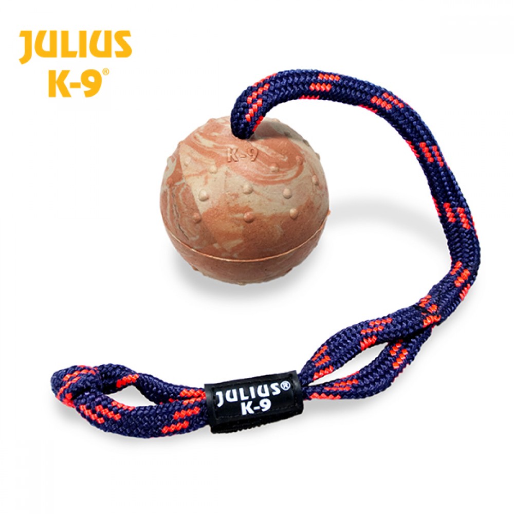 BOLA ø 7 CM "JULIUS K-9" EM BORRACHA NATURAL C/ PEGA E CORDA